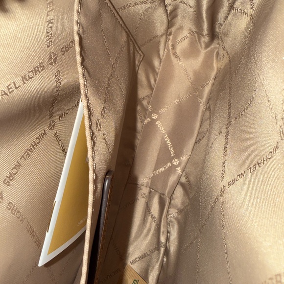 Jet Set Saffiano Leather Crossbody Bag - Picture 5 of 7